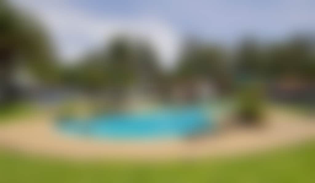 Relax by the pool at Discovery Parks Maidens Inn